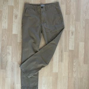 Good fellow men’s khaki chino in tan in size 32x32.  Excellent condition!